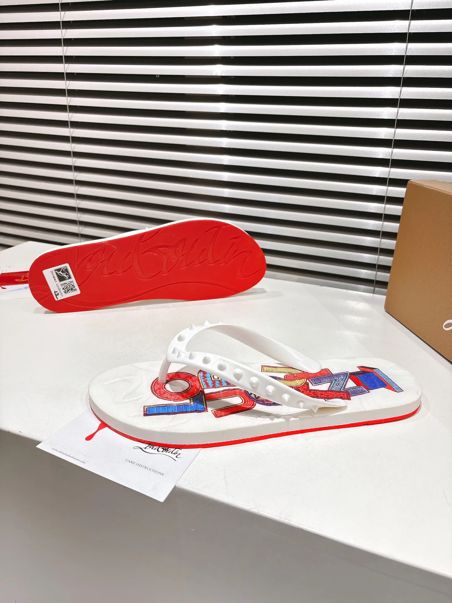 👟👟Ex-factory price 300👟👟 ╔Flip-flops black print╗ (yellow box packaging) ·Top version customization·2025𝐬𝐬 𝑪𝒉𝒓𝒊𝒔𝒕𝒊𝒂𝒏 𝑳𝒐𝒖𝒃𝒐𝒖𝒕𝒊𝒏 ▪️No matter the last shape, fabric, diamonds, nails, lining, outsole, they are as close as possible to ZP... ▪️The original sole is specially provided by the original factory ▪️The lining is imported water-dyed cowhide ▪️Private customization time is about 3-7 days —————— Size: Men's 37M-46M